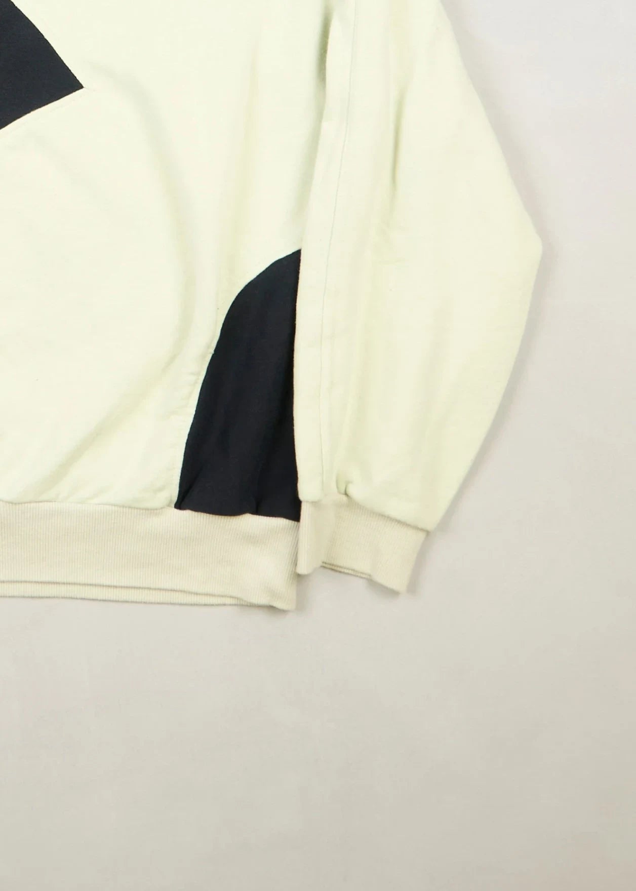Adidas - Hoodie (M) Bottom Right