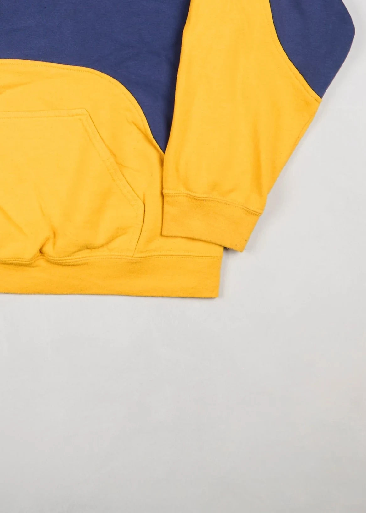 Adidas - Hoodie (M) Bottom Right