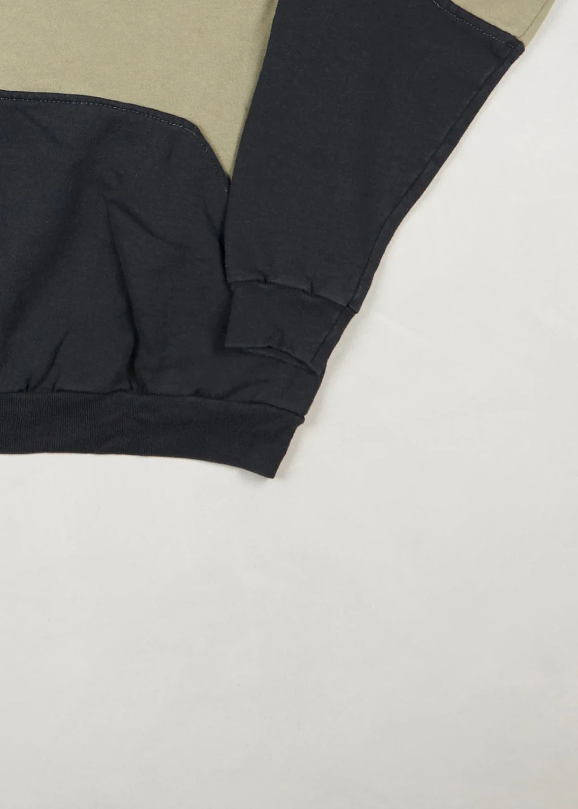 Nike - Sweater (M) Bottom Right
