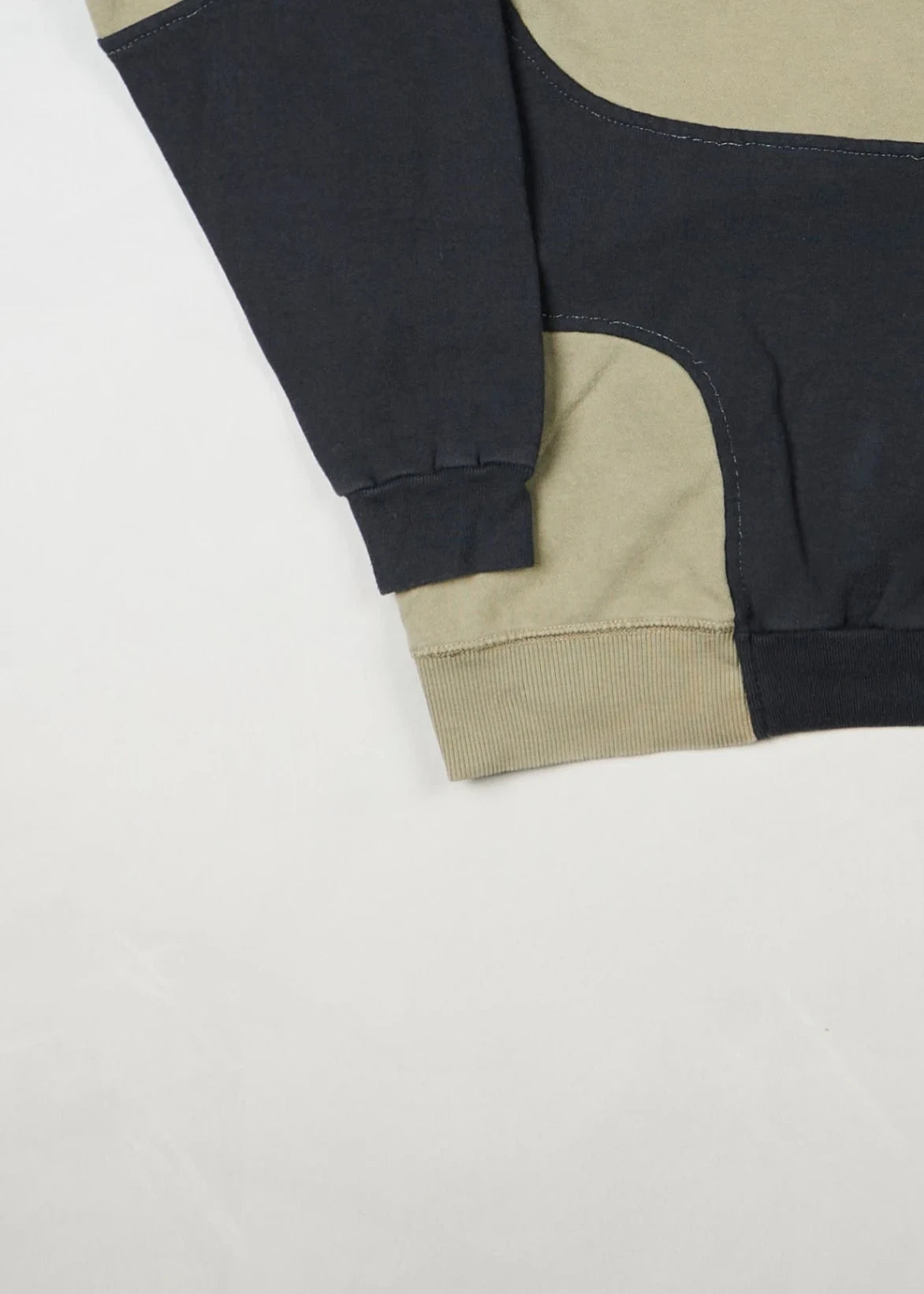 Nike - Sweater (M) Bottom Left
